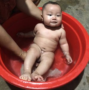 2. Trẻ sơ sinh bị cảm có nên tắm không?